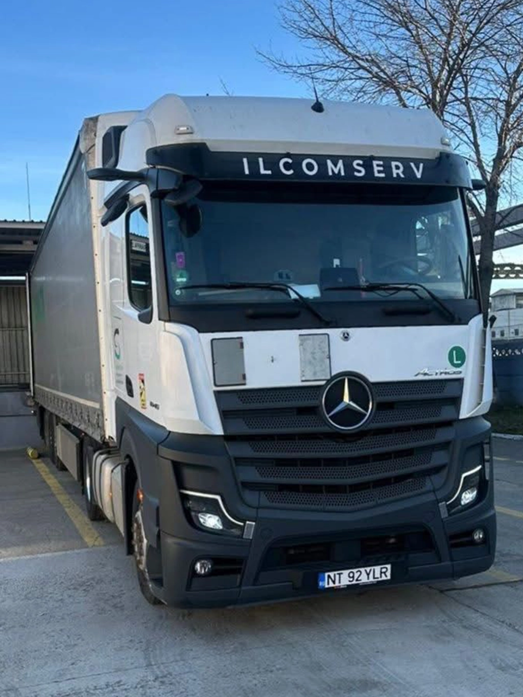 Camion Mercedes-Benz si semiremorca cu prelata in rampa la incarcare