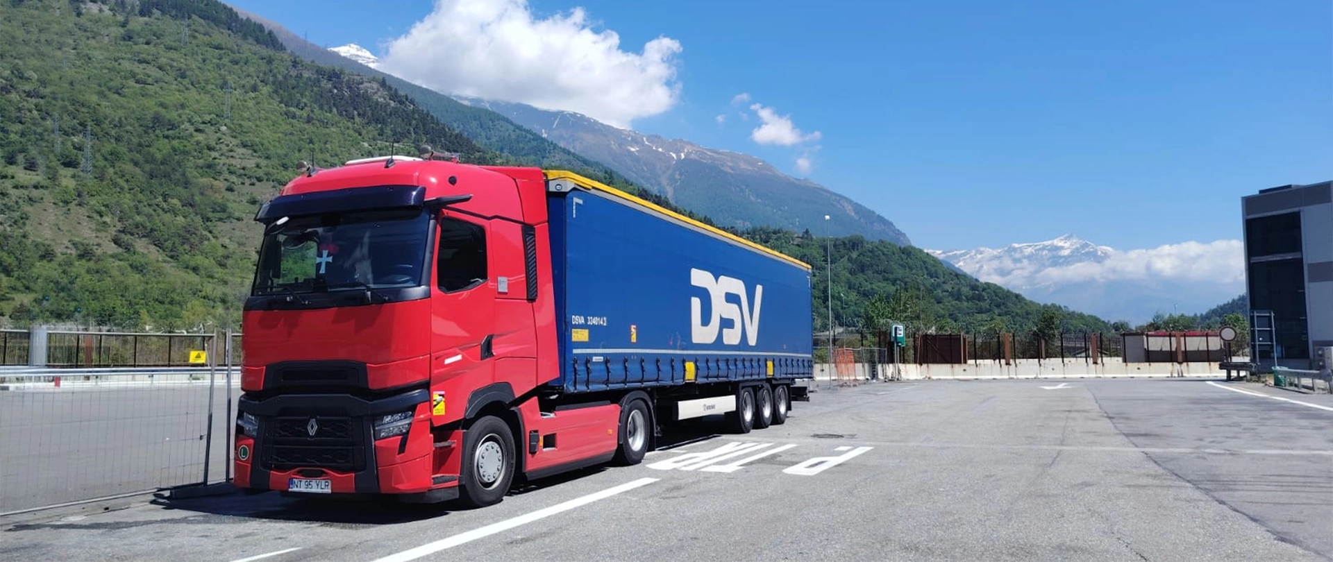 Un ansamblu din flota Ilcomserv fotografiat cu un peisaj superb in departare