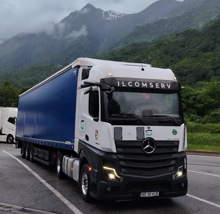 Cap tractor Mercedes-Benz si semiremorca cu prelata fotografiate la o pauza inntr-o parcare din Europa